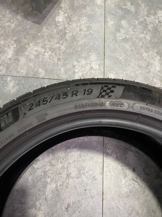 Michelin Pilot Sport 4  245/45R19