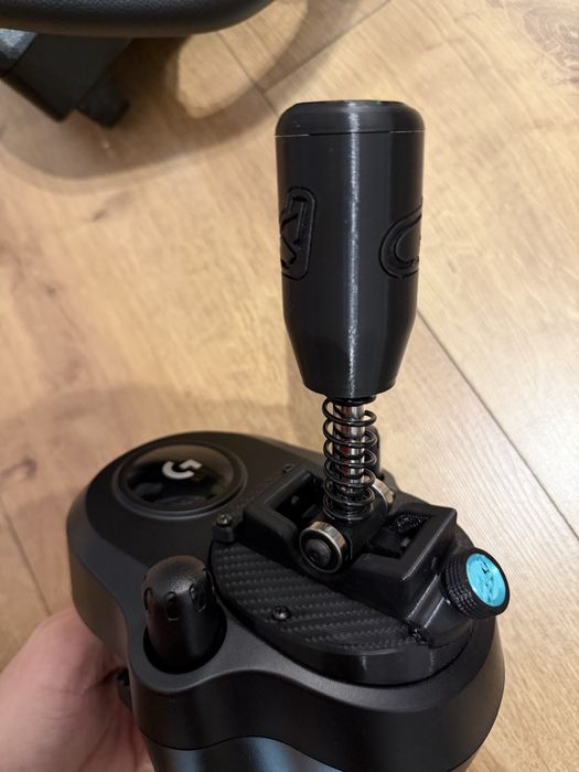 Volan Logitech G920 cu schimbator si frana de mana.