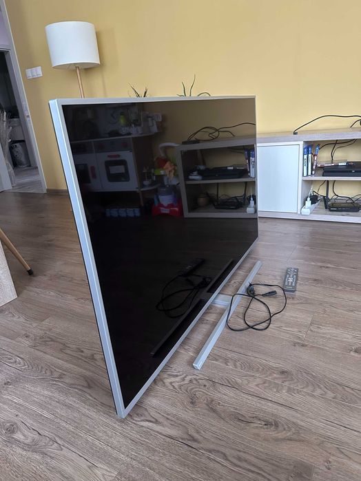 Продавам Philips 55PUS7304/12 – 55” 4K Ambilight с дефект в екрана