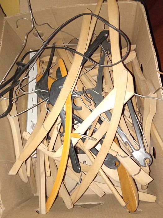 Закачалки за гардероб и за стена