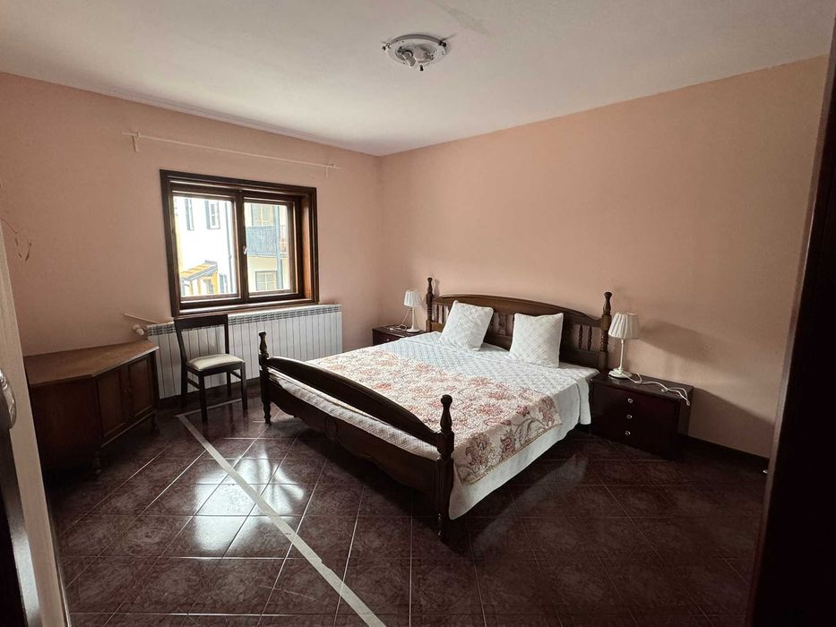 Етаж от каменна къща с двор в центъра на Чепеларе – 124 м²