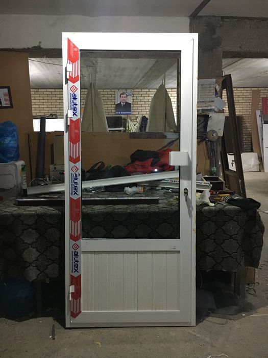 Рабочий окно двери стекло зеркала