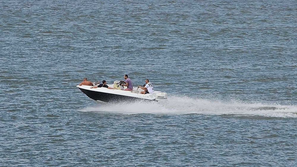 лодка 5.10м с колесар и двигател johnson ocean runner 175к.с v6 2t