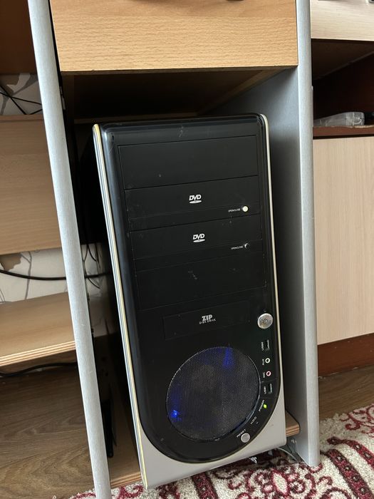 продаю компьютер.Продаю компьюьерный стол