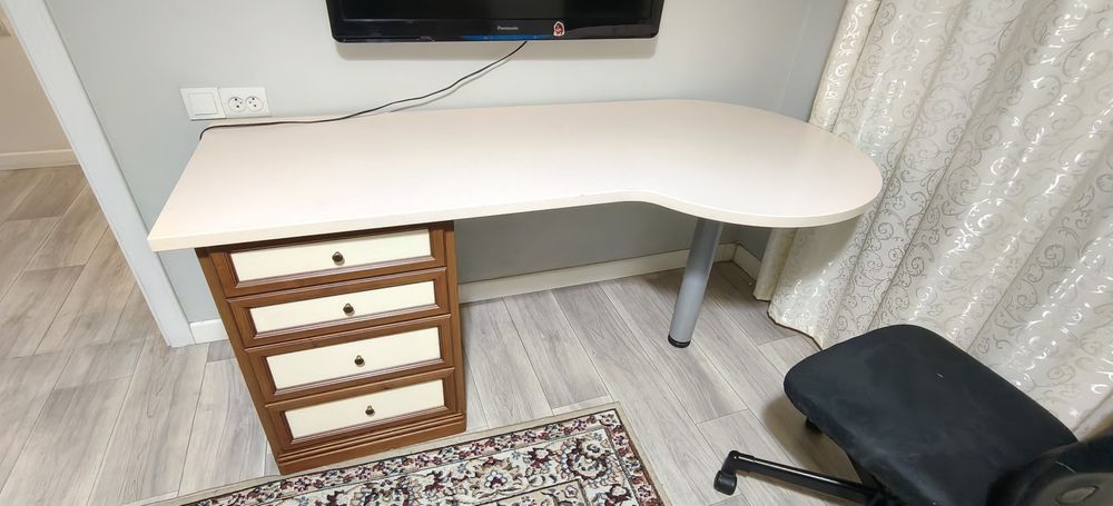 Стол для учебы и работы