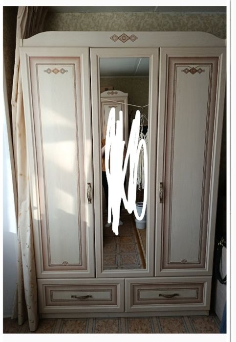 Шкаф трёхстворчаиый с зеркалом