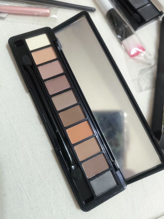 Лот от три комплекта сенки за очи + подарък