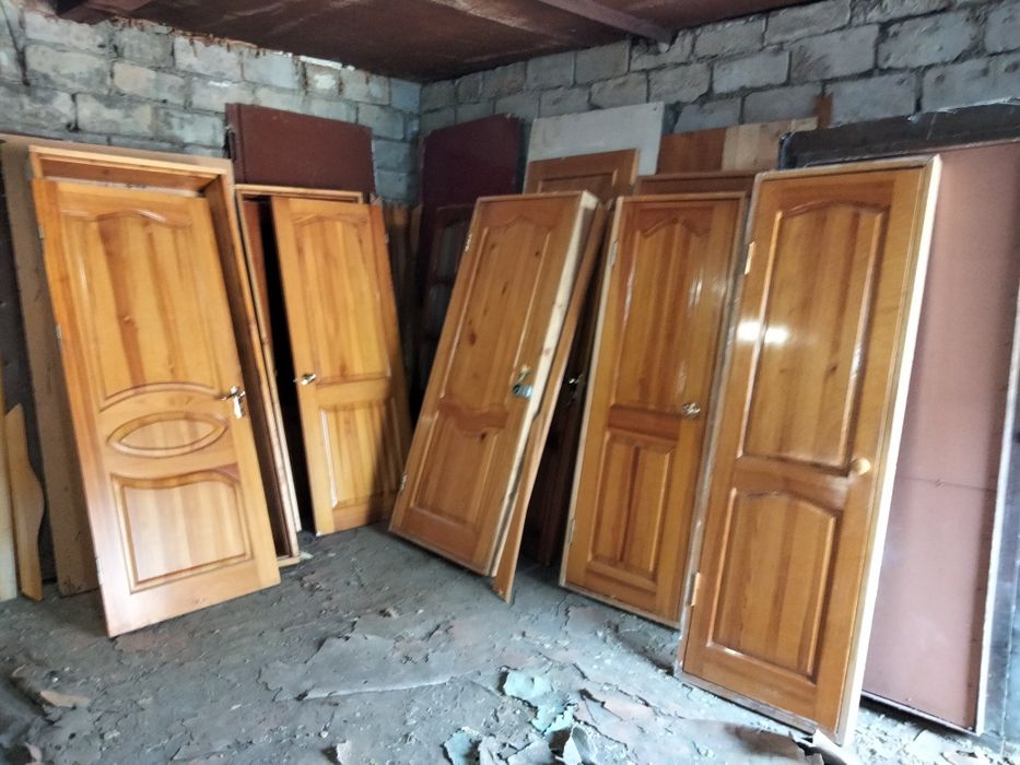 Двухстворчатые деревянные двери.