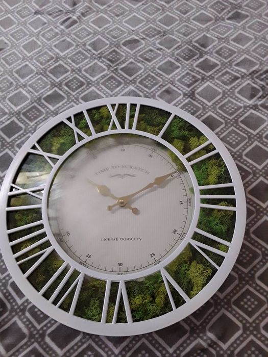 Стенен часовник с естествен мъх