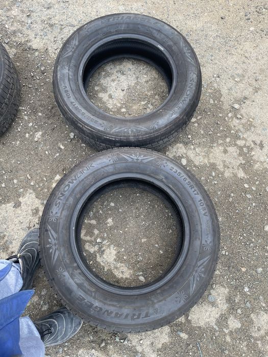 Всесезонные зимние шины 235/65/R17.