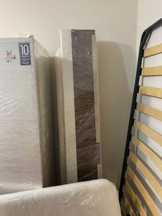 Продам кровать с белым изголовьем