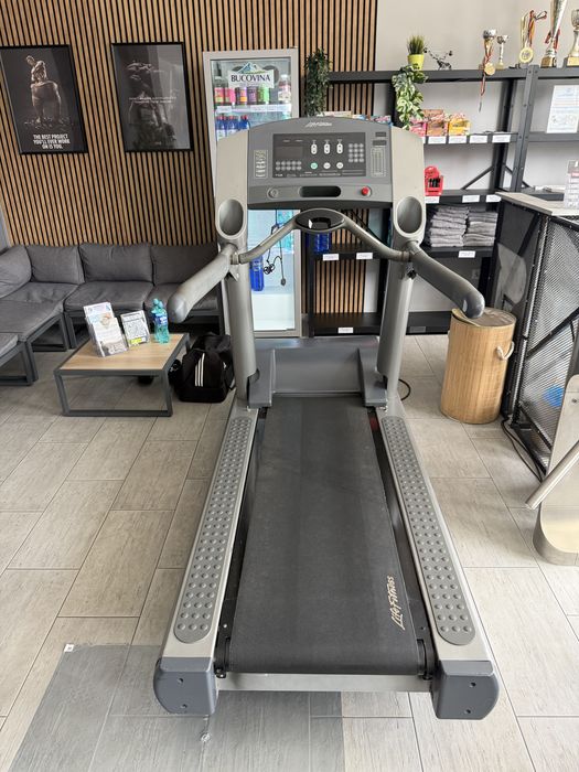Vand banda de alergare profesionala life fitness