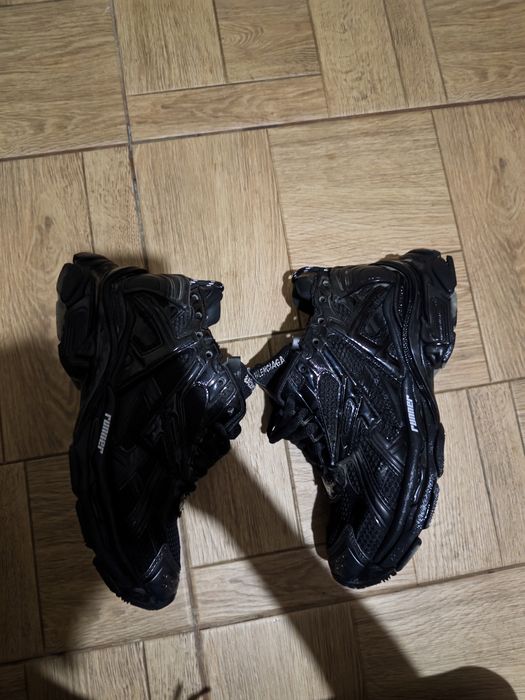 продам balenciaga runner black