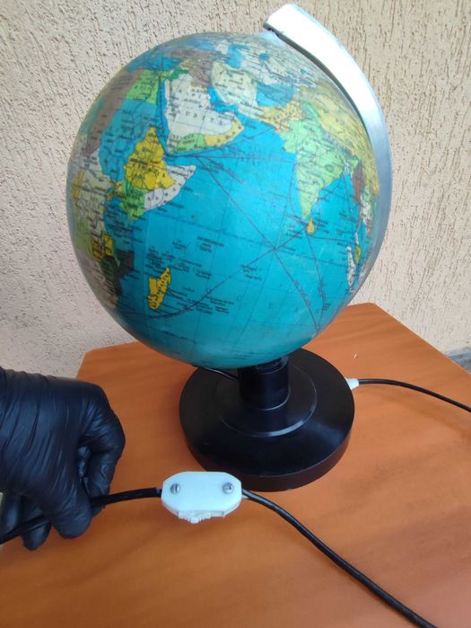 Glob geopolitic luminos anii 90