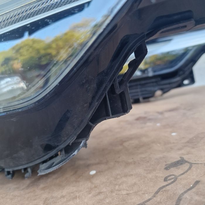 Volvo XC 60 2023 от 2017  ляв фар