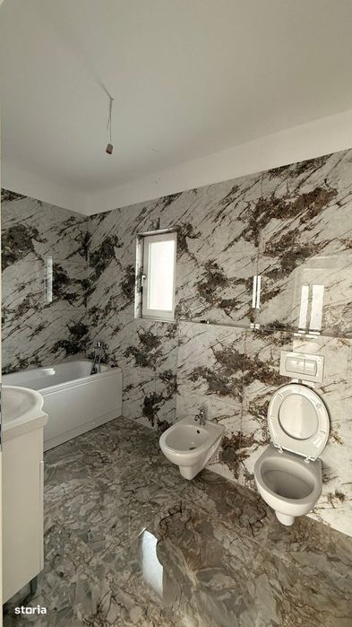 Vilă superbă - finisaje de lux, teren generos, lângă stația de autobuz