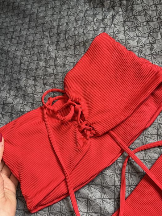 Червен бански.