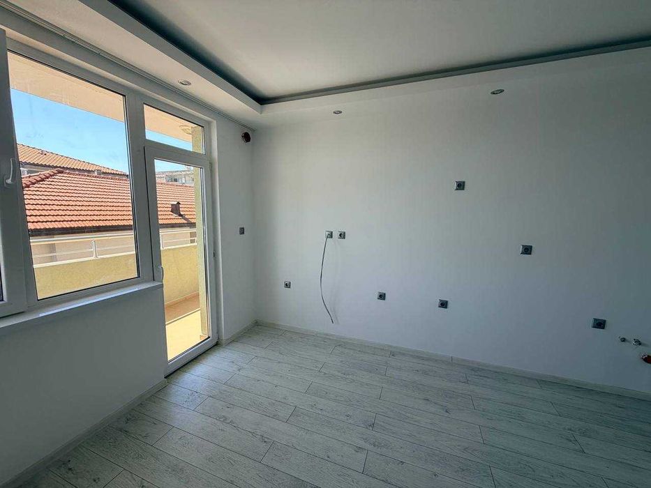 Продава се Тристаен апартамент в Поморие - 260 кв.м за 391 €/кв.м - Снимка #2