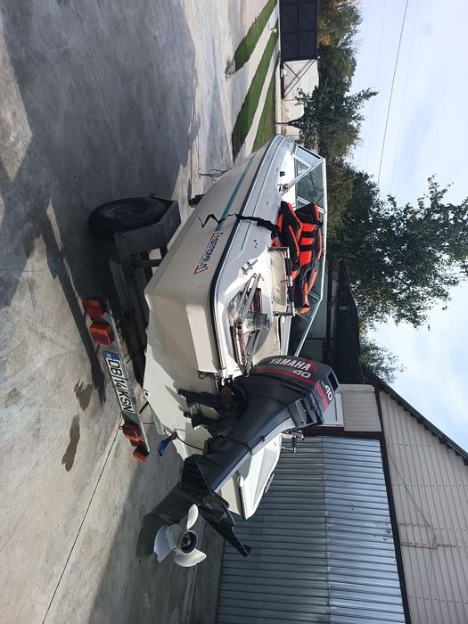 Barca cu motor Yamaha 40cp și peridoc înmatriculat