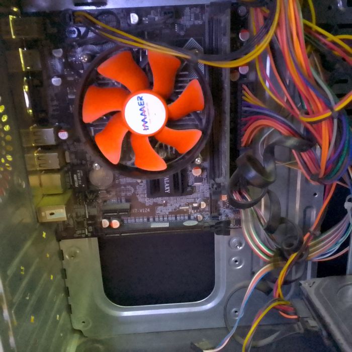 Харошый комп ,в одном месте одна не заметная мятина можем договорится