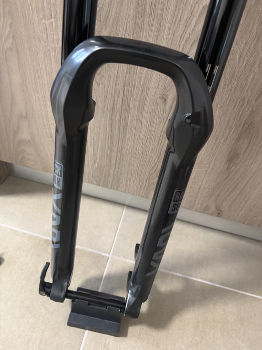 Furca Enduro RockShox Yari 160mm pt roti de 29 similar cu Lyrik cu cartus RC