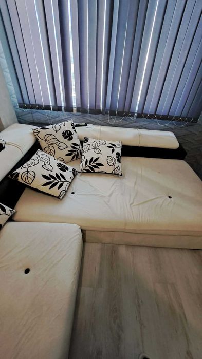 Ъглов диван с маса