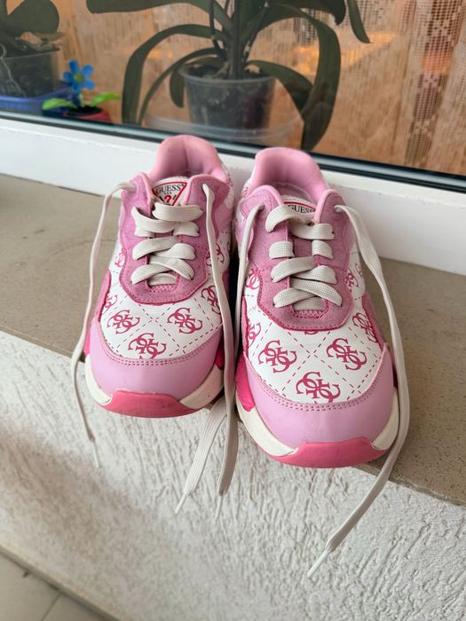 Обувки Guess с кутия