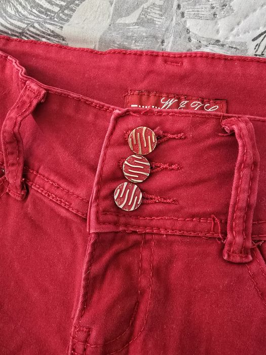 Червени панталони, дънки