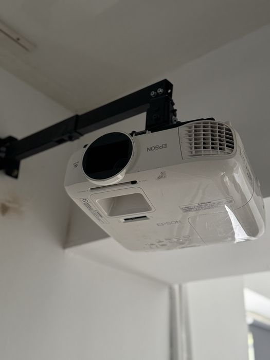 Холодильник, телевизор , микроаолновка , сейф , проектор