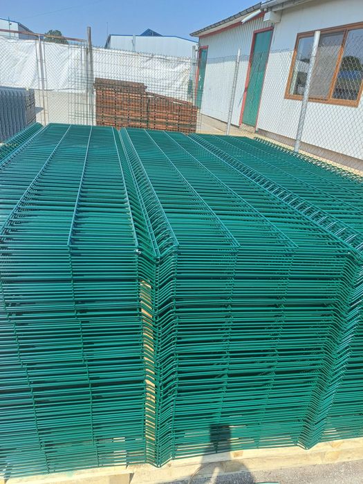 Оградни пана и стълбове за ограда RAL6005 и RAL7016