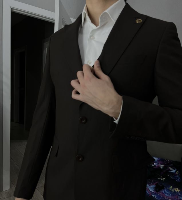 Коричневый костюм