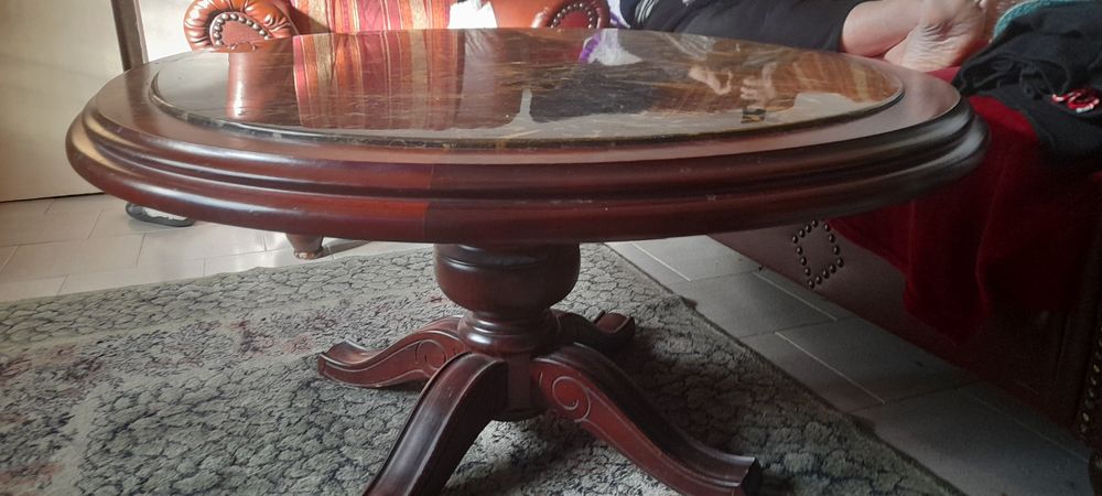 Масивна холна маса с мраморен плот