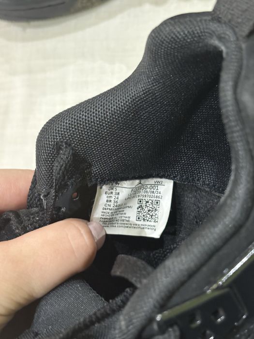 Adidasi Jordan negri marime 38