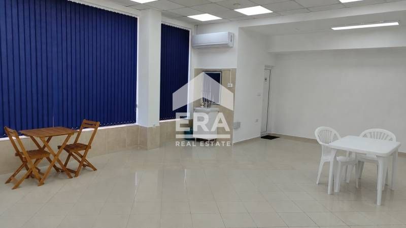 Търговско помещение с 5 паркоместа за под наем в кв. Възраждане, с пло