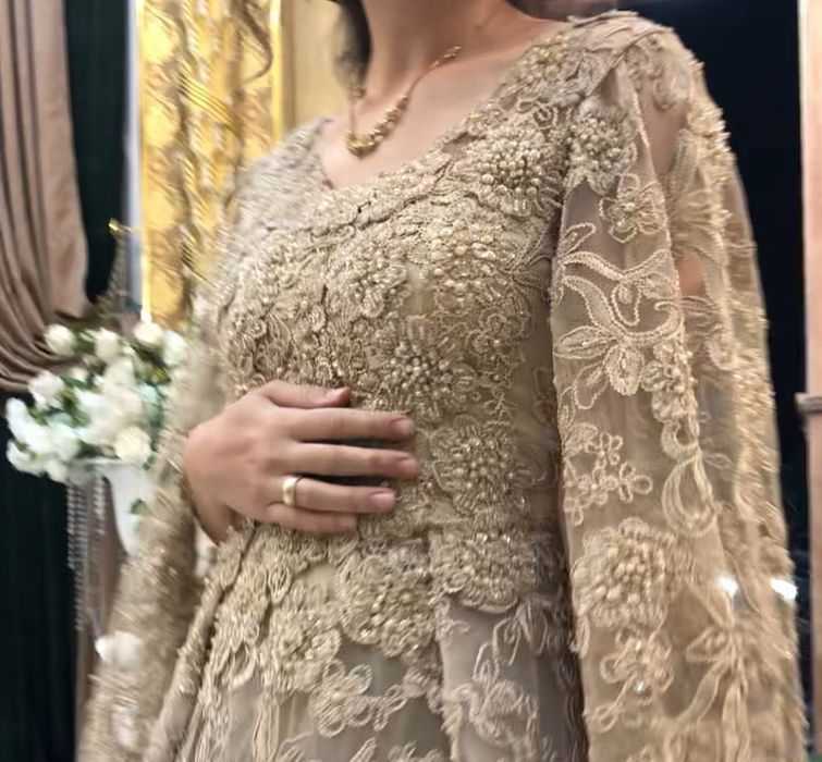 Vecherniy ko’ylak sotiladi 36-38-40 razmerga to’g’ri keladi