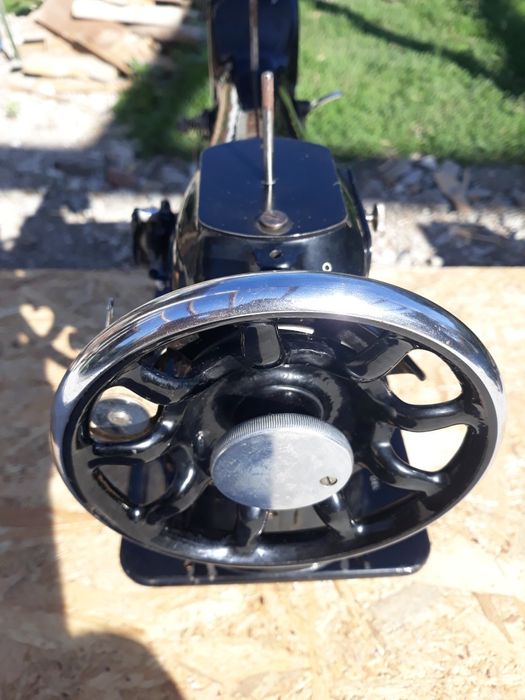 Mașină de cusut Singer preț 4000 lei negociabil.