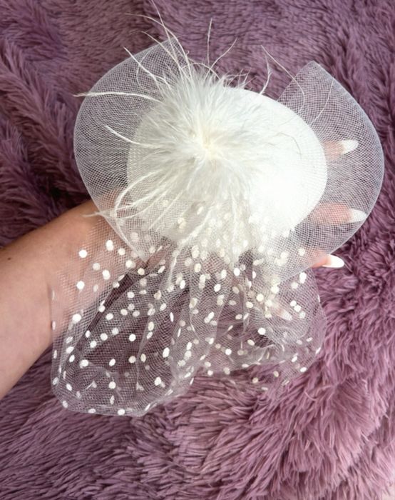 Voaleta alba cu pene