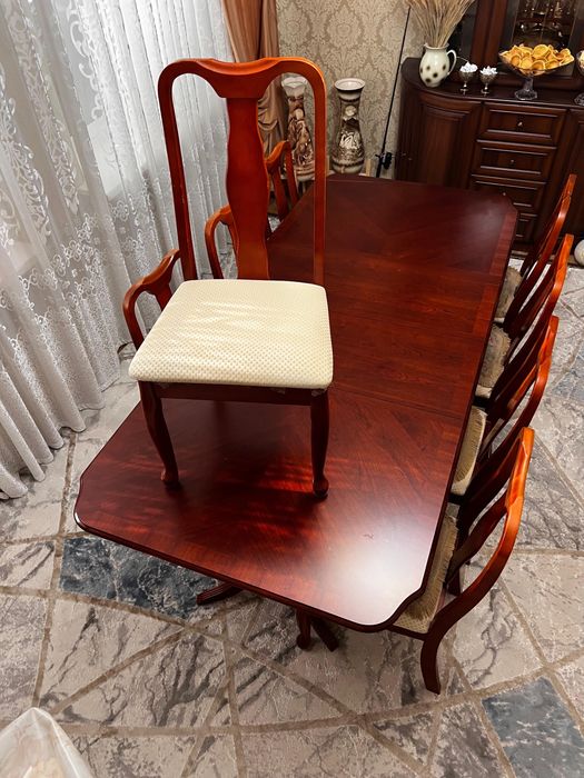 Продам обеденный стол с комплектом стульев