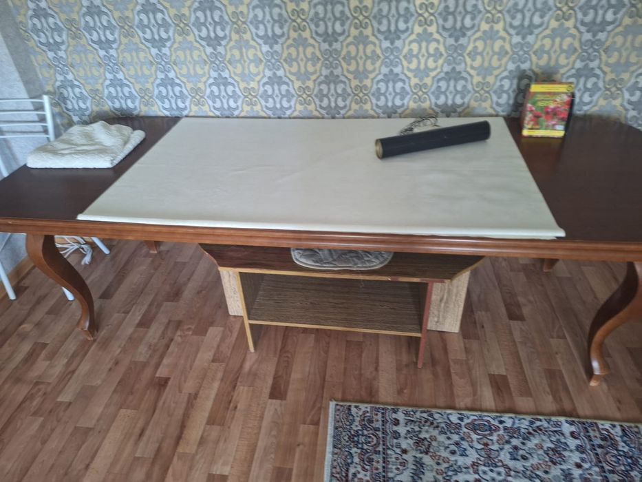 Столы для гостиной и кухни