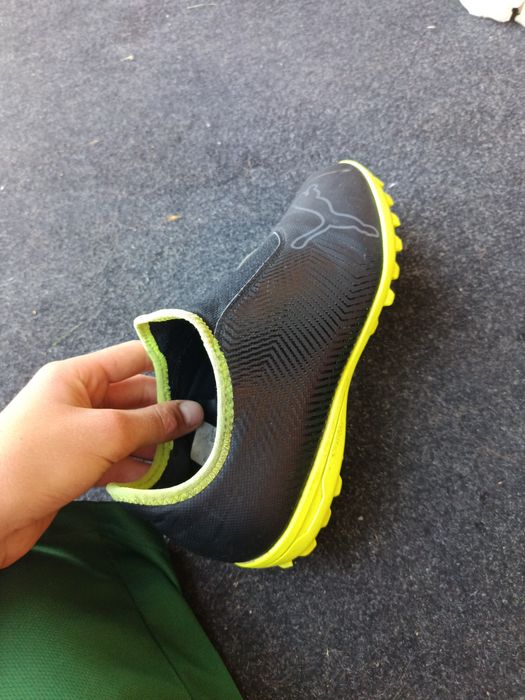 Ghete fotbal gazon sintetic Puma Finesse negru fluyellow