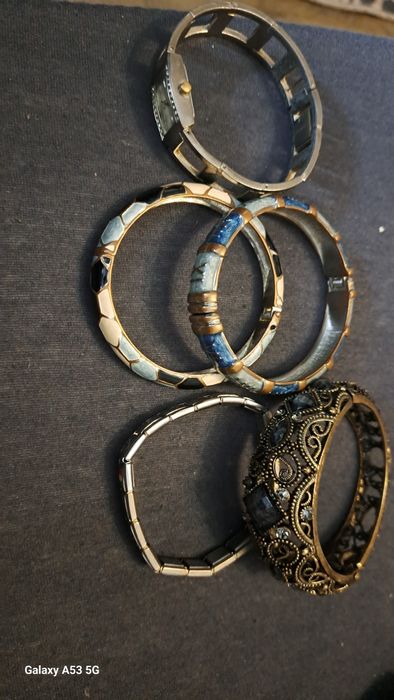 Гривни различни.