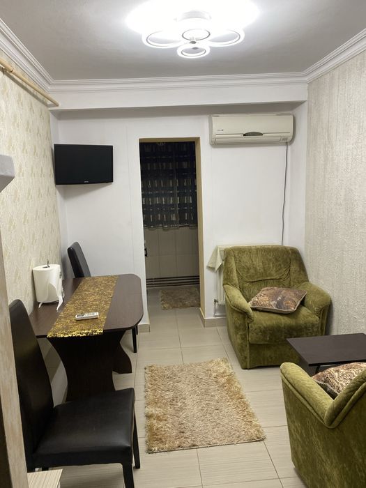 Apartament 3 camere de vanzare zona 9 Mai