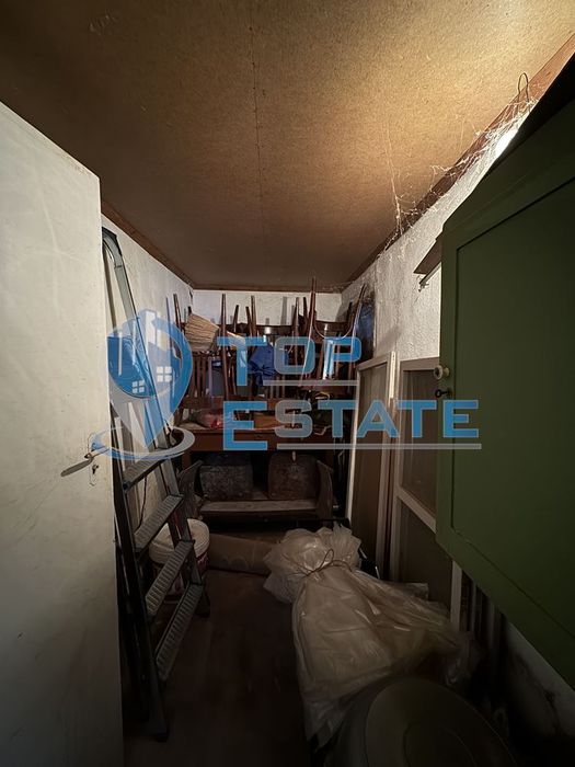 Двуетажна тухлена къща с гараж в с. Константин, област Велико Търново