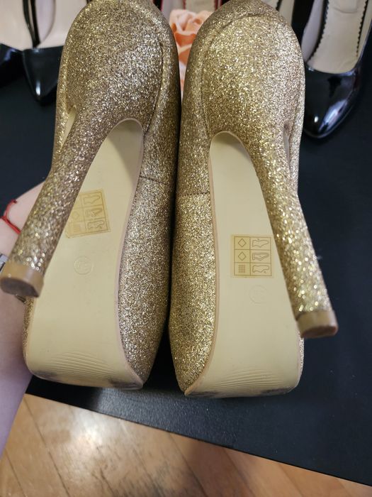 Pantofi aurii cu toc si platforma ascunsa marime 39