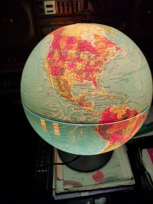 Glob geografic Pământ iluminat