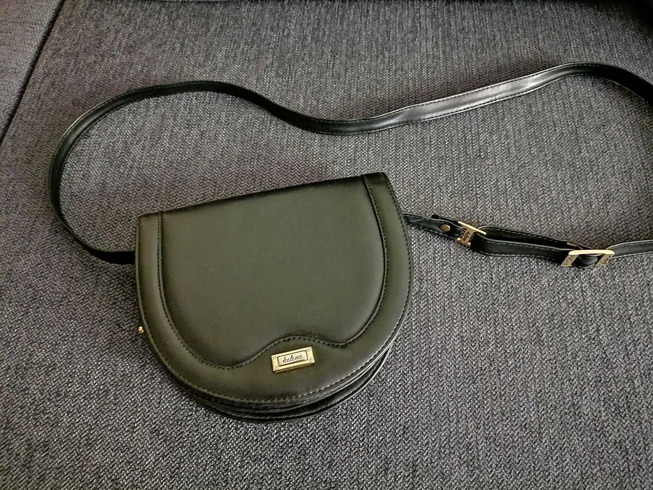 Малка чанта с дълга дръжка с декоративни елементи от метал