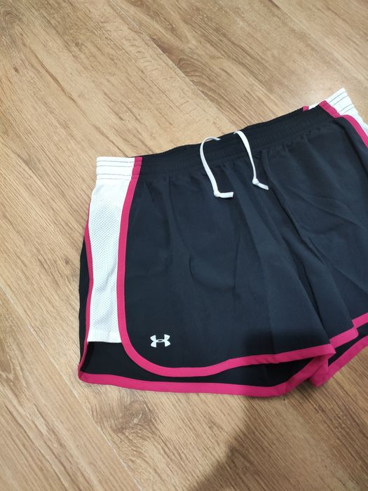 Pantaloni scurți de damă Under Armour mărimea M