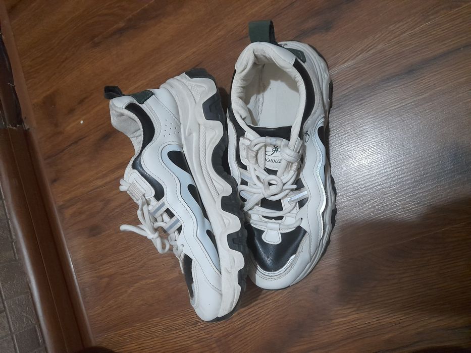 Кроссовки туфли за всё 100 000 сум