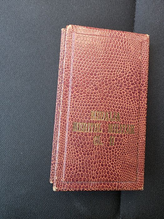 Obiecte vechi, ceasuri si medalie.