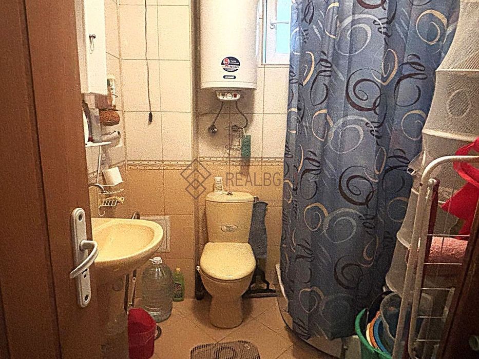 Продава се просторна триетажна къща с морска панорама и поддържана гр